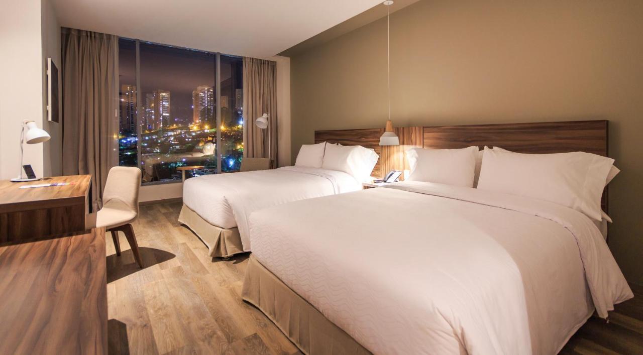 Novotel Medellin El Tesoro Luaran gambar A room at the hotel