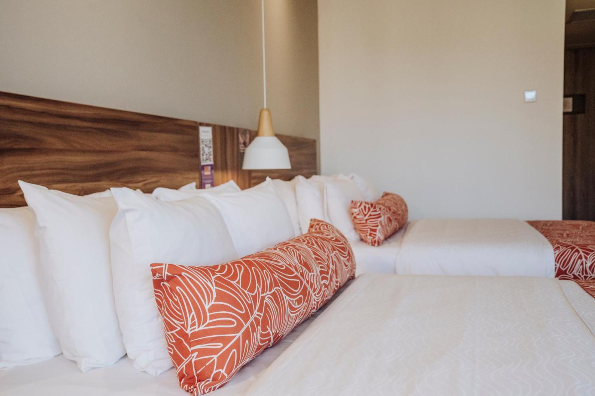 Novotel Medellin El Tesoro Luaran gambar A bed with cushions