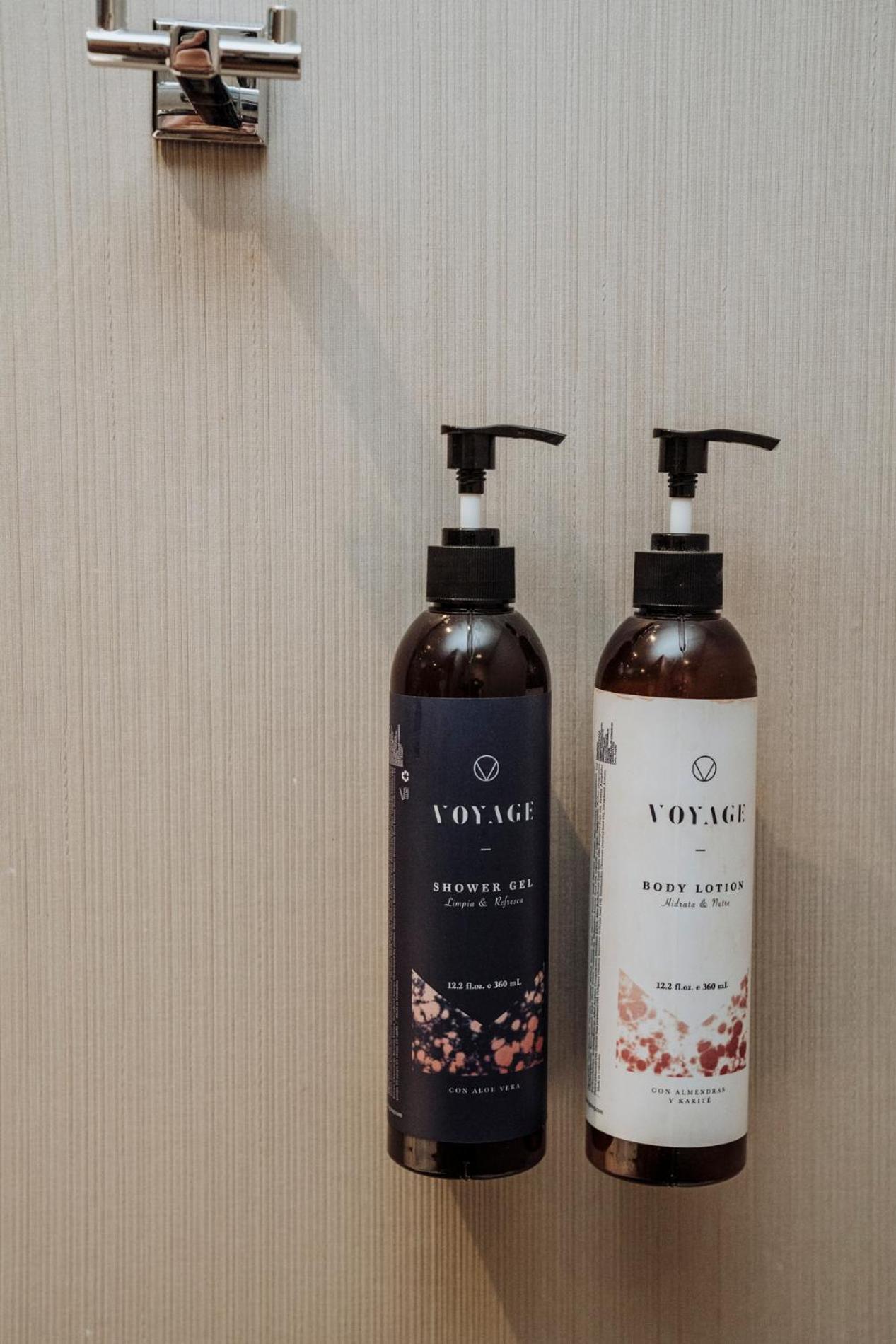 Novotel Medellin El Tesoro Luaran gambar Shower gel and body lotion