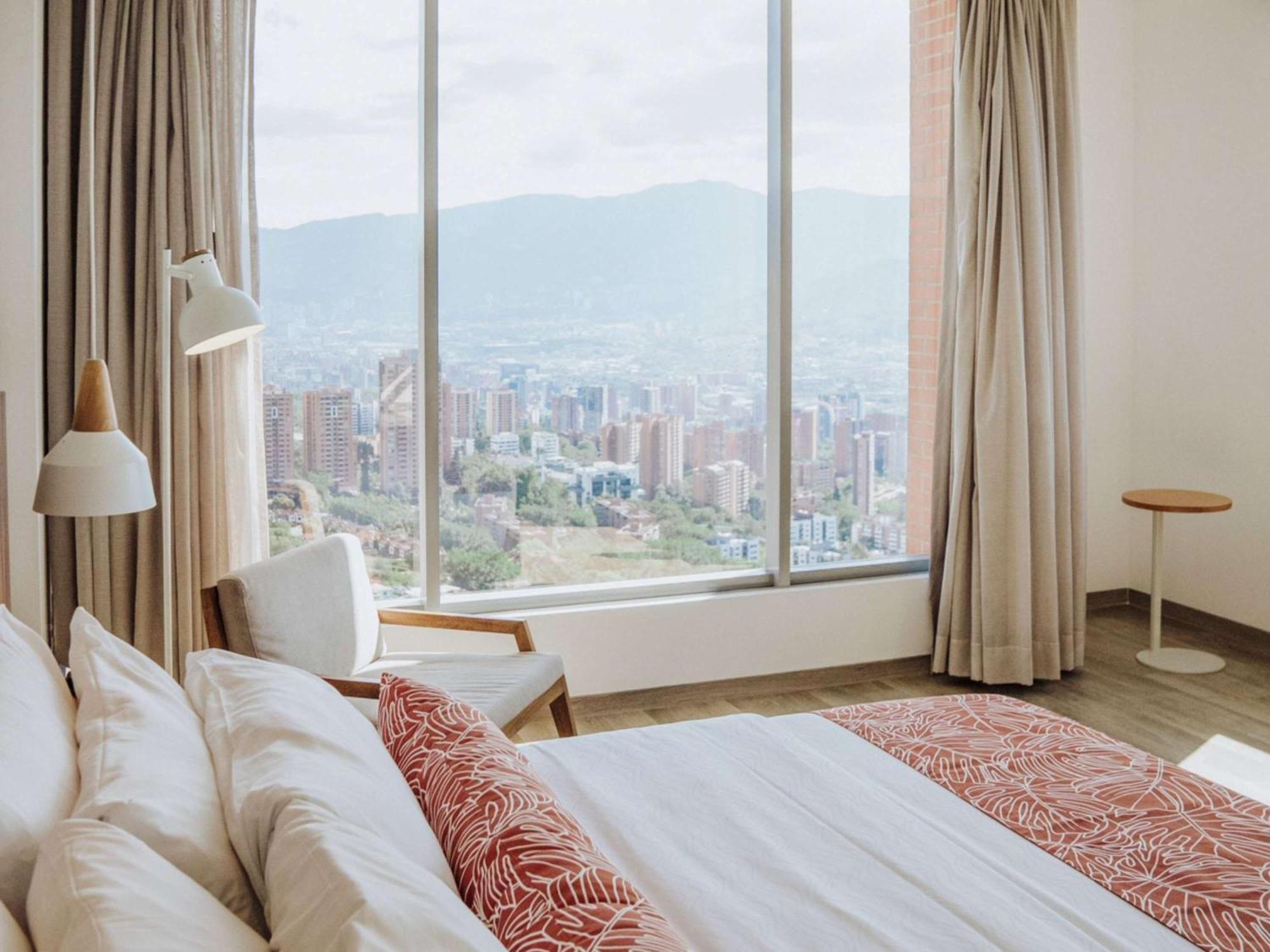 Novotel Medellin El Tesoro Luaran gambar A bedroom at the hotel