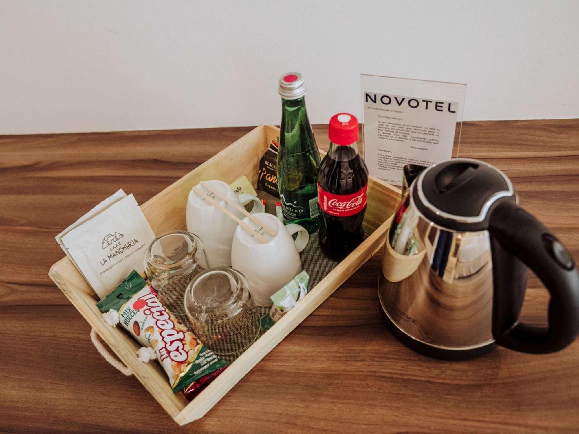 Novotel Medellin El Tesoro Luaran gambar A kettle and a tray of snacks and drinks in a hotel room