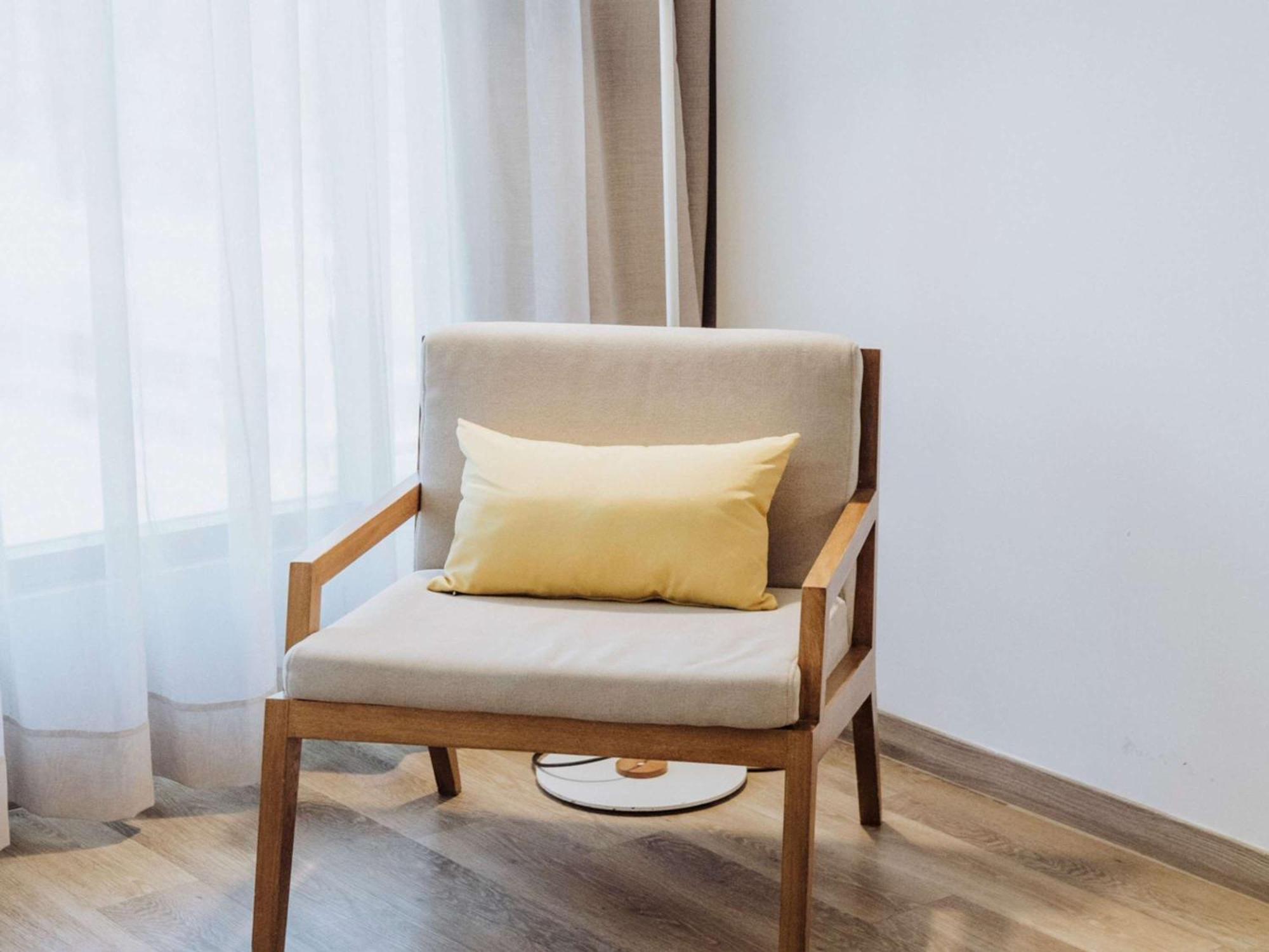 Novotel Medellin El Tesoro Luaran gambar A chair with a cushion