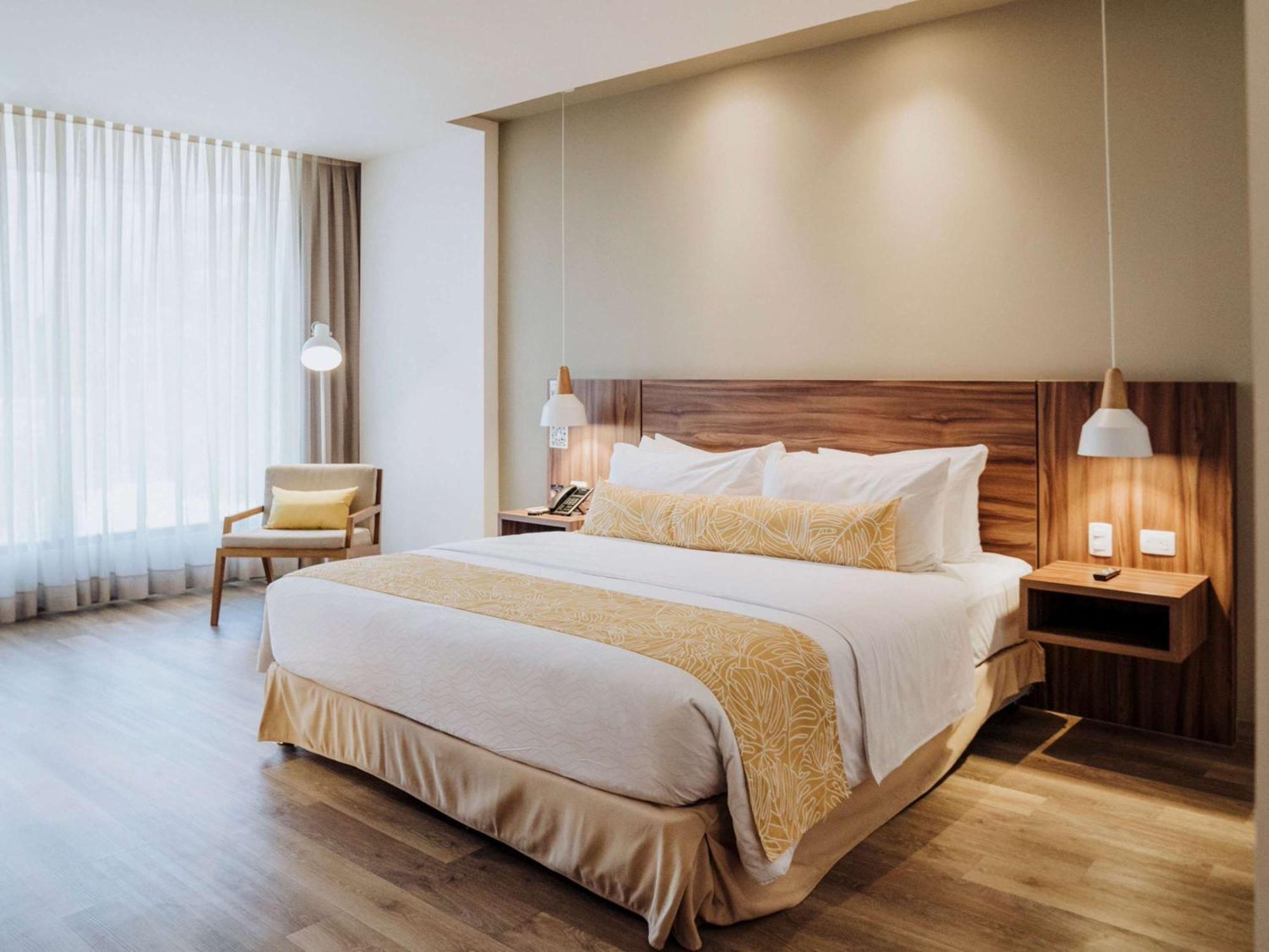 Novotel Medellin El Tesoro Luaran gambar A bedroom at the hotel